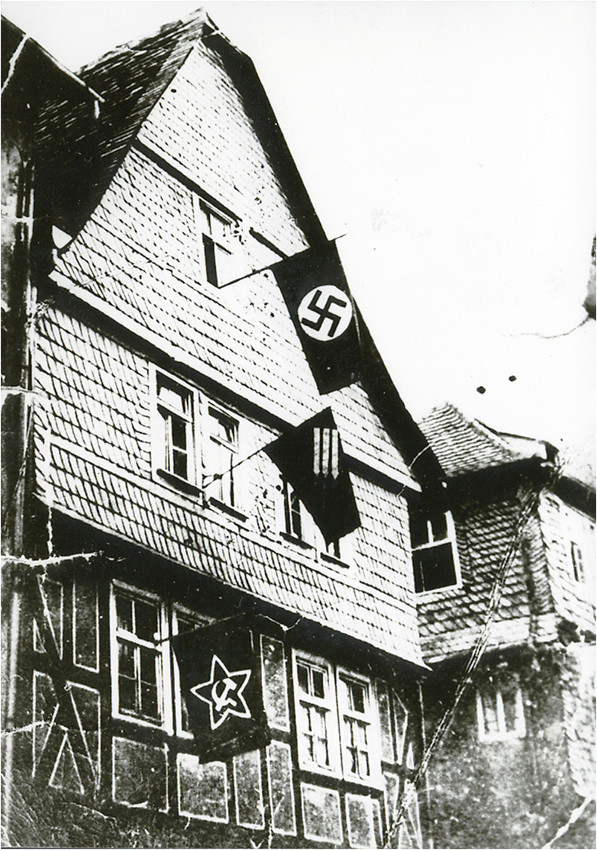 Unterschiedliche politische Fahnen an einem Haus in Marburg, vor 1933