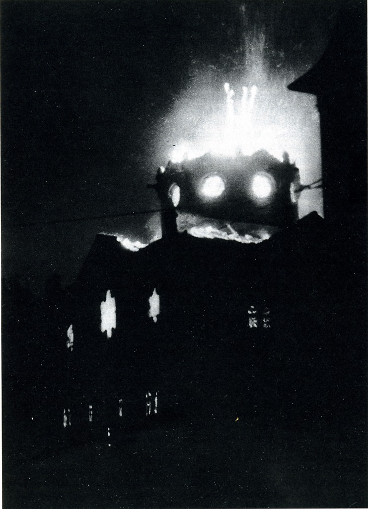 Foto der brennenden Synagoge aus der Nacht vom 9. zum 10. November 1938
