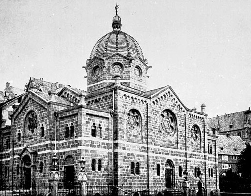Ansichten des 1897 fertiggestellten Gebäudes der Synagoge in der Universitätsstraße 