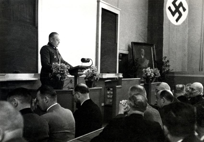 Wilhelm Pfannenstiel spricht bei der Tagung anlässlich der Behring-Feier der Universität Marburg, Dezember 1940