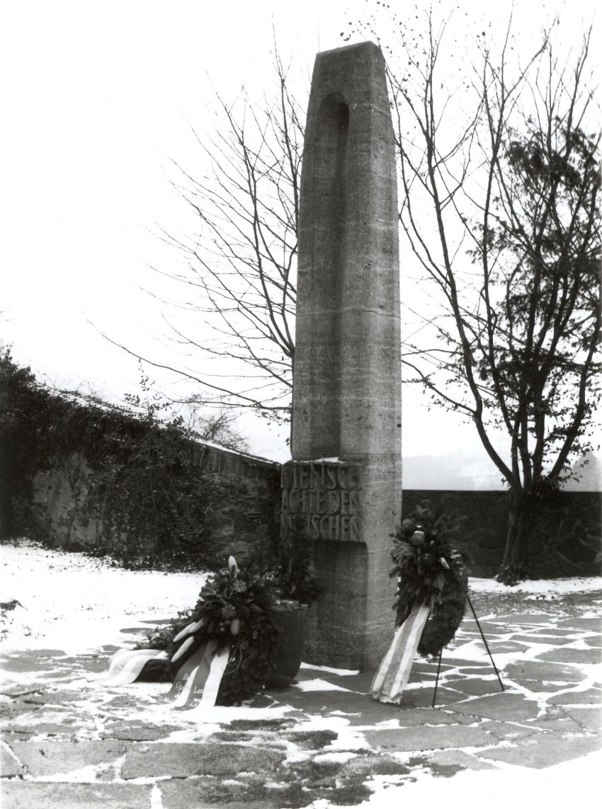 Gedenkstein auf dem ehemaligen Anstaltsfriedhof der Landesheilanstalt Hadamar, errichtet 1964