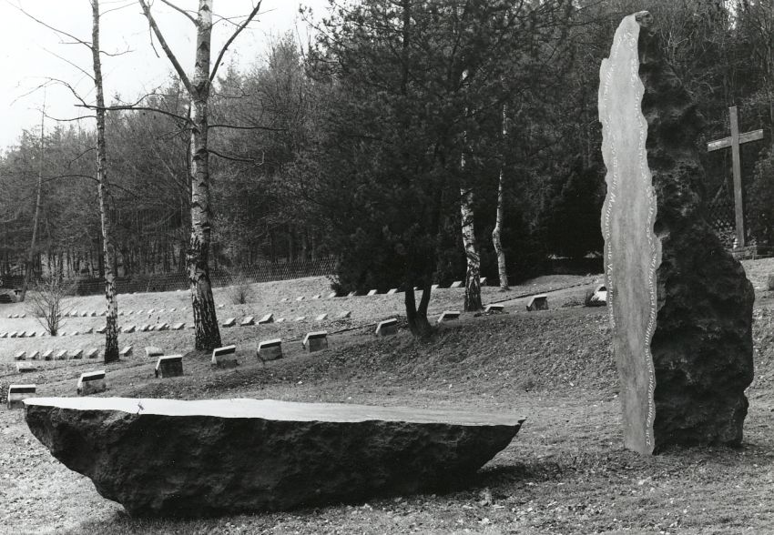 Gedenkstein auf dem Friedhof der Gemeinde Haina (Kloster), 1989