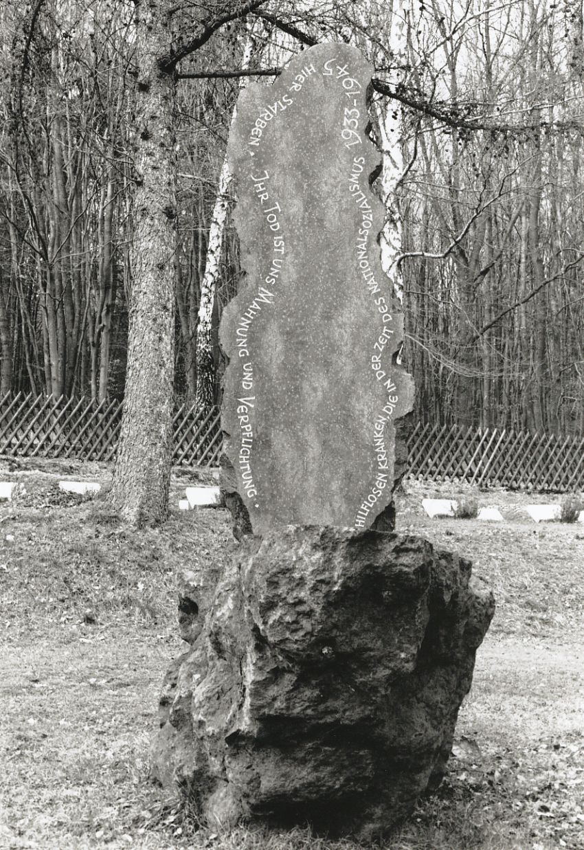 Gedenkstein auf dem Friedhof der Gemeinde Haina (Kloster), 1989