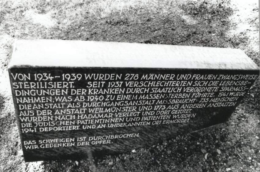 Gedenkstein für die Opfer der Zwangssterilisationen und die während des Nationalsozialismus ermordeten Patienten auf dem Gelände des Klinikums Weilmünster, 1991