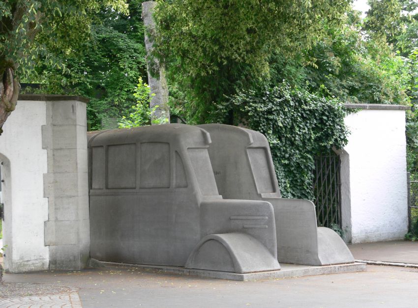„Denkmal der grauen Busse“ im Zentrum für Psychiatrie Weißenau, Ravensburg, errichtet im Jahr 2006 