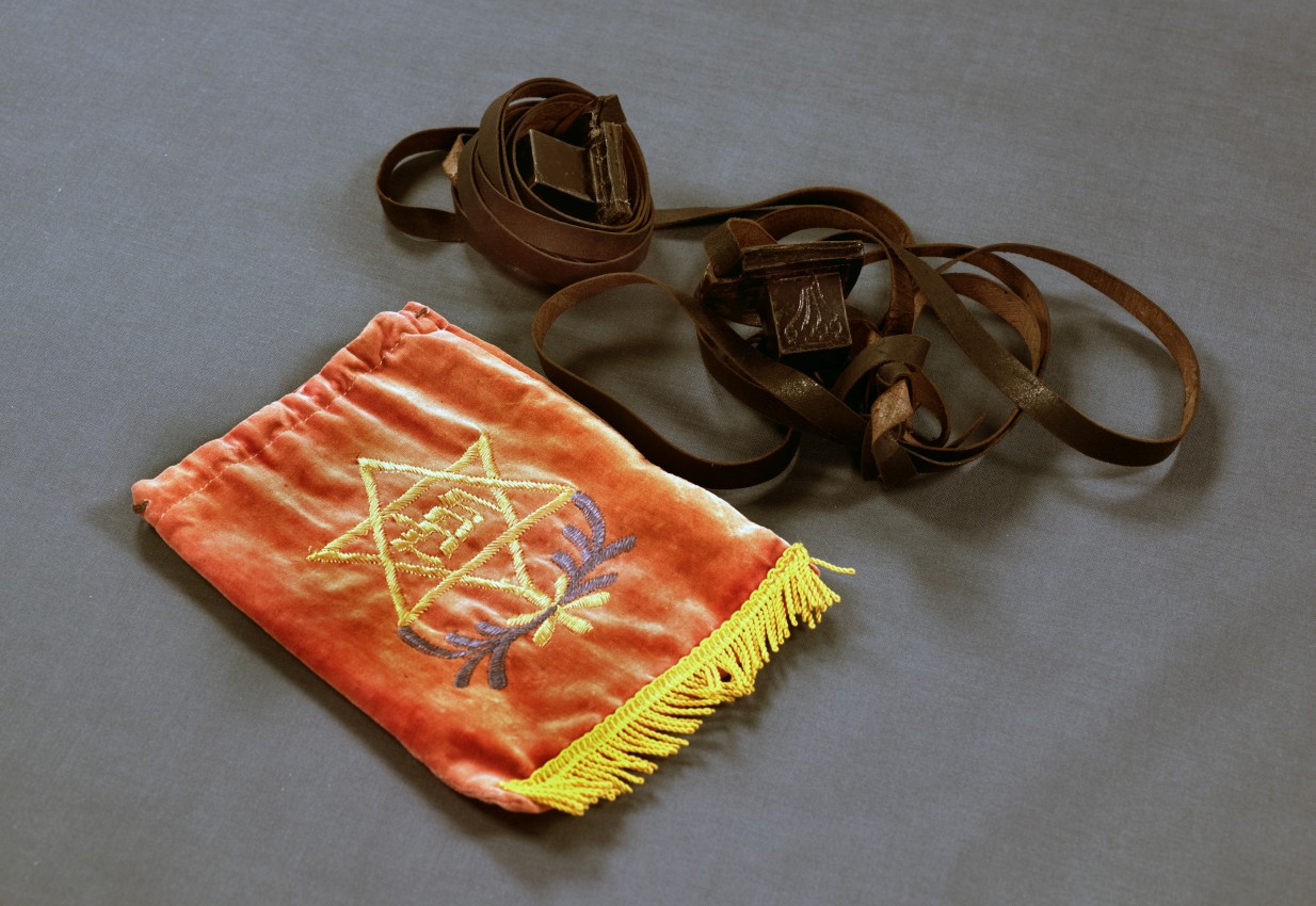 Tfillin und bestickte Samttasche von Otto Stern, Roth, Anfang 20. Jh.
