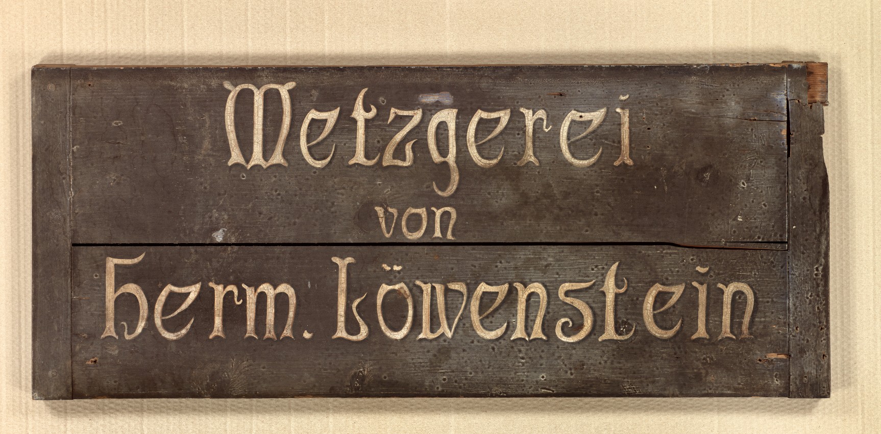 Ladenschild der alten Metzgerei von Hermann Löwenstein aus Fronhausen