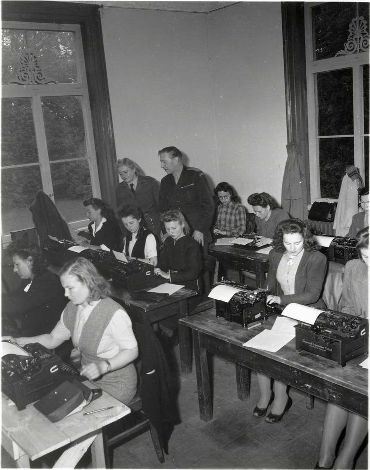 Foto: Ausbildung von Displaced Persons in der DP-Schule Arolsen, Mai 1947.