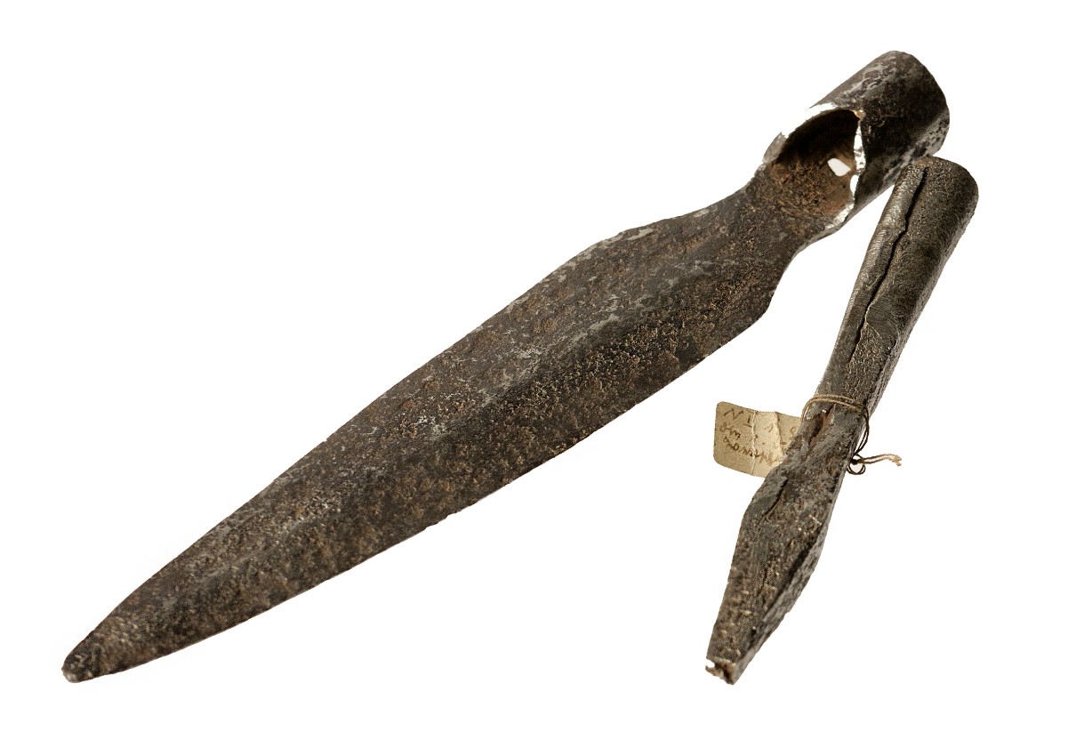 Lanzenspitze, Eisen, und mittelalterlicher Lanzenschuh, Schmiedeeisen