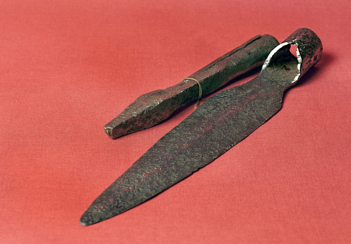 Lanzenspitze, Eisen, und mittelalterlicher Lanzenschuh, Schmiedeeisen