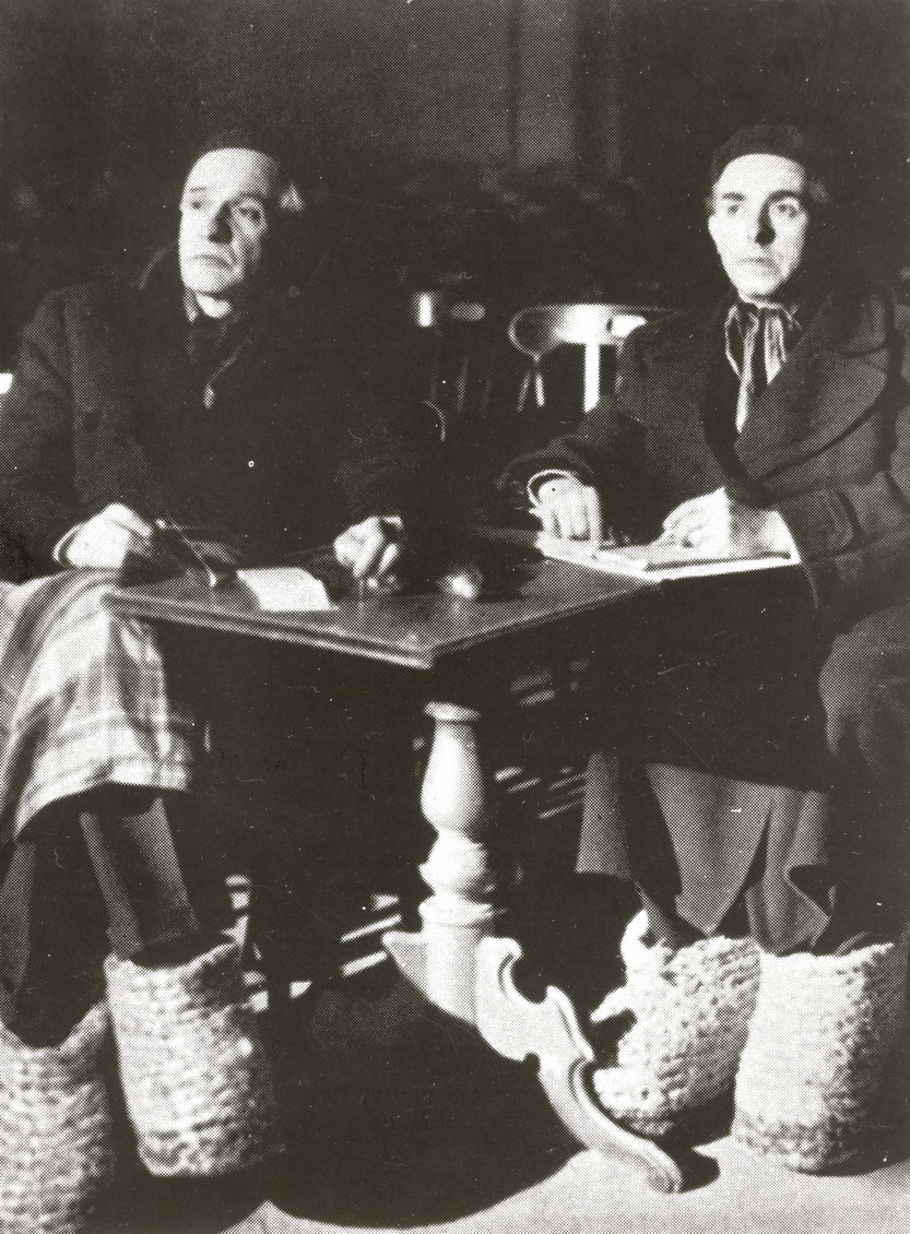 Foto: Hans Carl Müller (links) und der technische Direktor Hermann T. Möltgen bei einer Theaterprobe in Kassel 1945