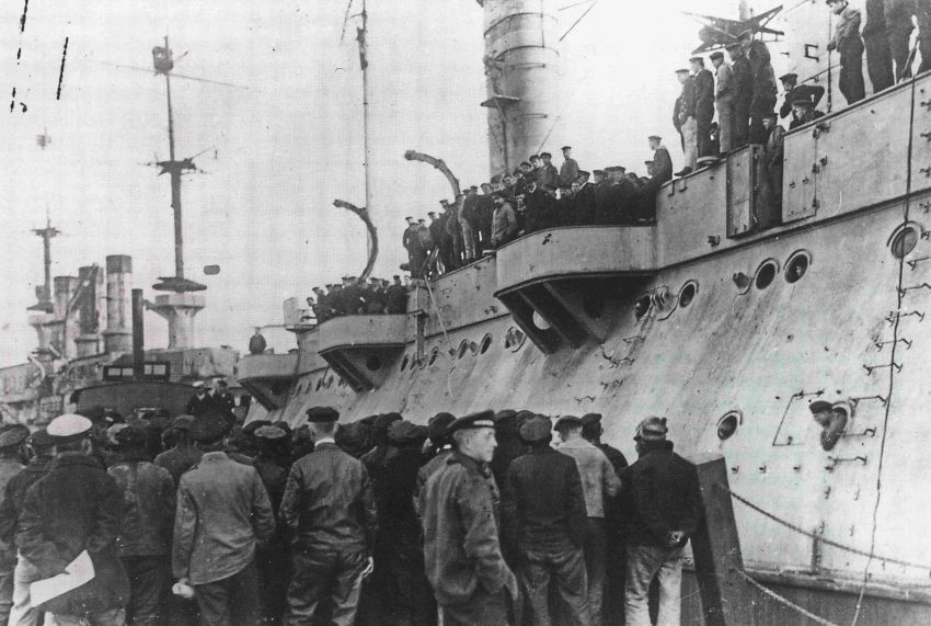 Fotografie: Matrosen hören eine Ansprache Gustav Noskes in Kiel
