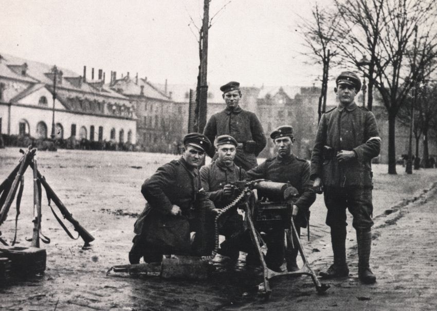 Fotografie: Regierungstruppen auf dem Hanauer Paradeplatz