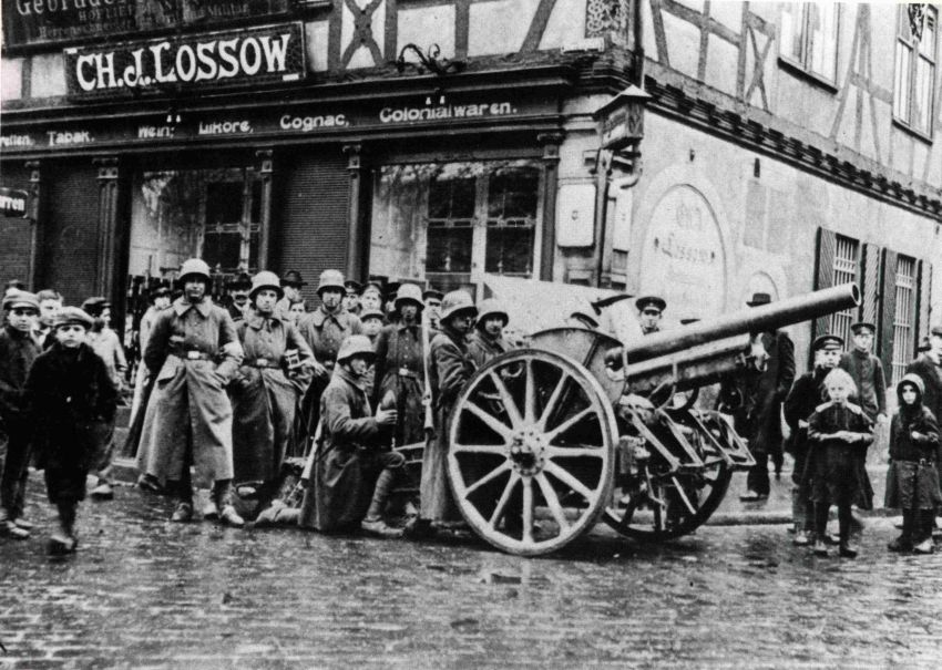 Fotografie: Regierungstruppen am Neustädter Markt in Hanau