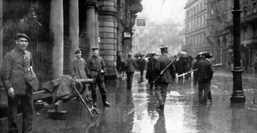 Fotografie: Kieler Matrosen mit aufgebocktem Maschinengewehr vor dem Hauptportal zum Frankfurter Hof am 9. November 1918.