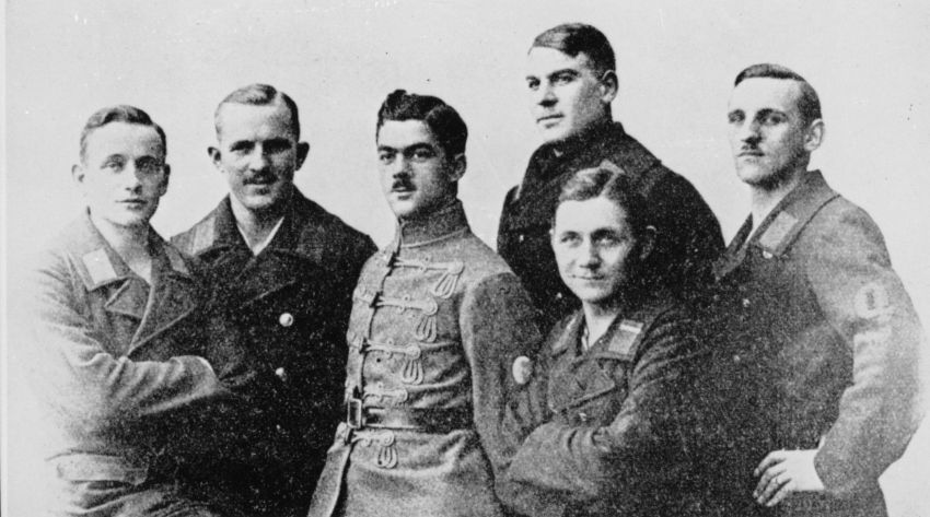 Fotografie: Angehörige des Frankfurter Matrosenrats. Wilhelm Grönke, 3.v.l., geboren am 5. Juli 1896, war in Frankfurt aufgewachsen. Nach seinem Militärdienst bei der Marine kehrte er mit anderen Matrosen in seine Heimatstadt zurück, um hier an zentraler 