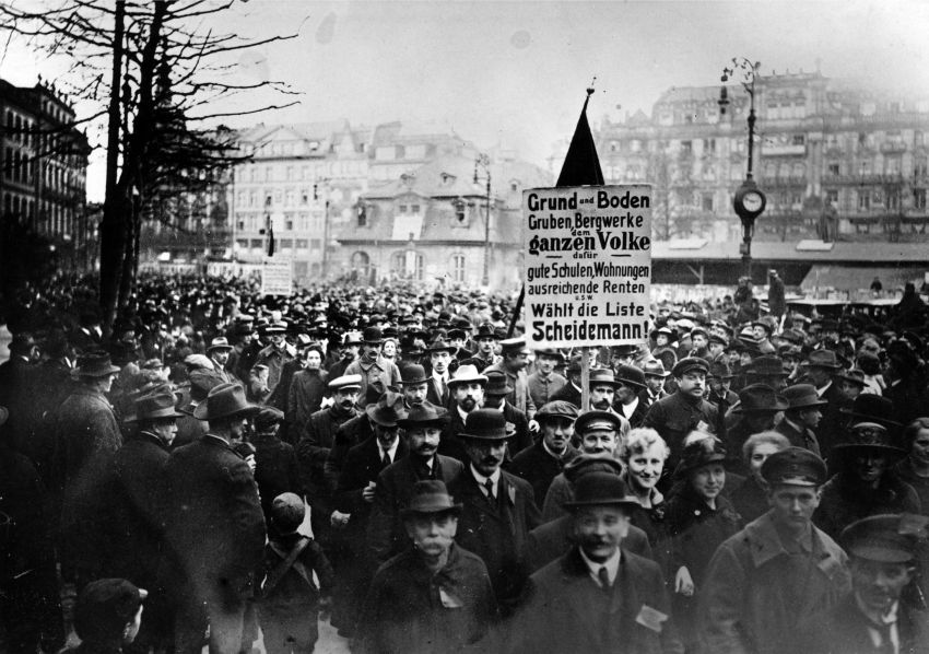 Fotografie: Sozialdemokratischer Demonstrationszug in der Frankfurter Zeil und an der Hauptwache anlässlich der Wahl zur ersten Nationalversammlung 