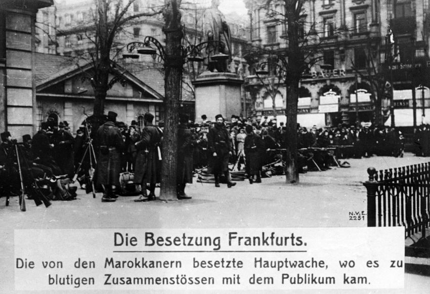 Fotografie: Aus Marokko stammende französische Besatzungssoldaten auf dem Platz vor der Hauptwache. Viele Frankfurter missbilligten den Einmarsch des französischen Militärs. Am 7. April eskalierte die Situation, als die Besatzungstruppen zehn Zivilisten e