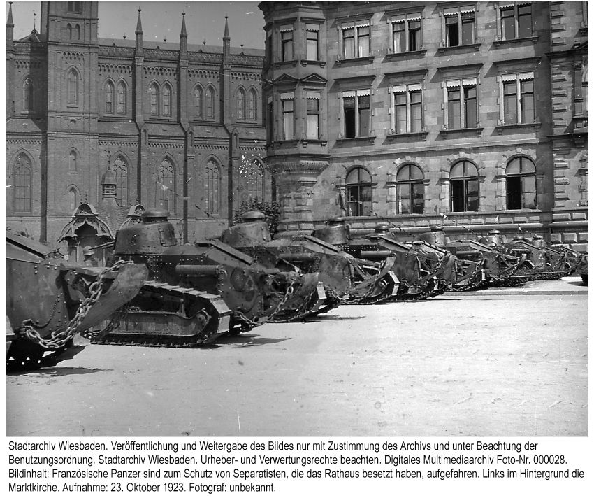 Fotografie: Nach dem Beginn des zweiten Separatisten-Putsches in Wiesbaden am 23. Oktober 1923 sicherten französische Panzer das von den Umstürzlern besetzte Rathaus am Schlossplatz gegen den reichsdeutschen Widerstand ab.