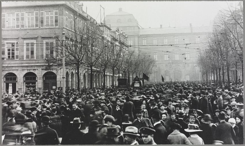 Fotografie: Revolutionäre Versammlung vor dem Darmstädter Schloss (Ende 1918/Anfang 1919).