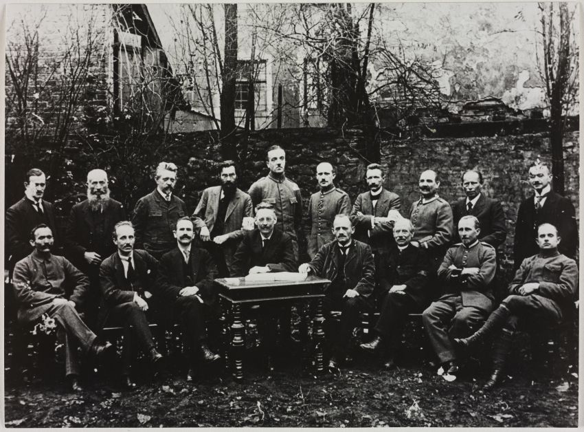 Fotografie: Der aus dem Arbeiter-, Bauern- und Soldatenrat formierte „Hessische Landesvolksrat“ im Dezember 1918.