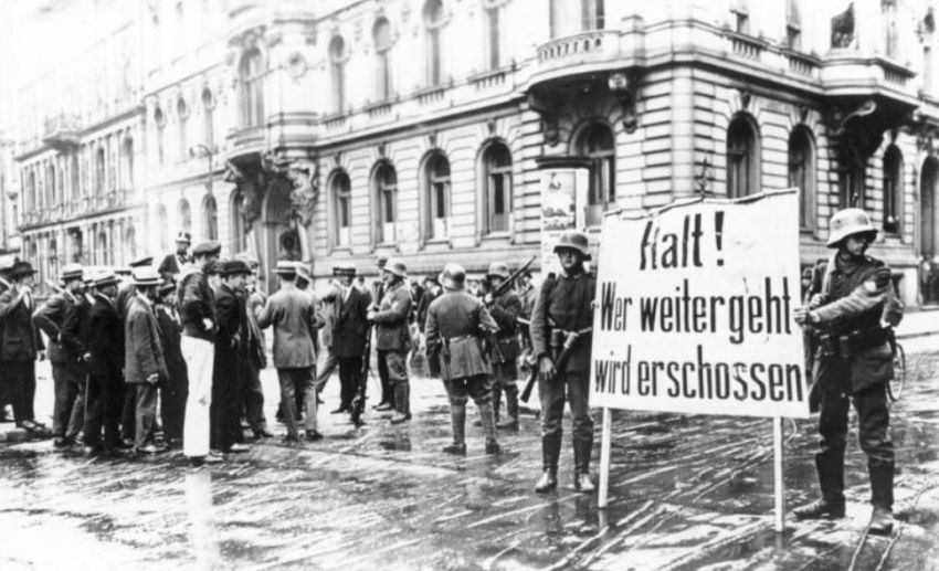 Fotografie: "Wer weiter geht wird erschossen" Kapp-Putsch in Berlin.