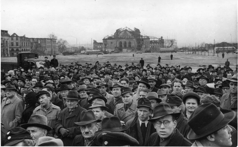 Foto: Tombola zum Wiederaufbau des Staatstheaters Kassel, 1951