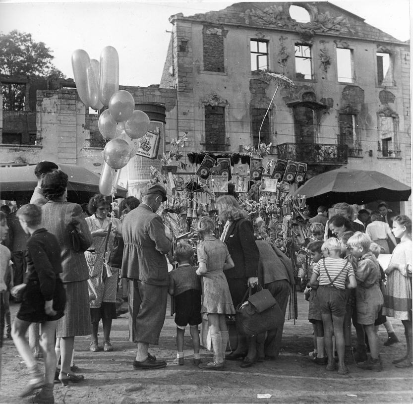Jahrmarkt auf dem Friedrichsplatz in Kassel, 1949