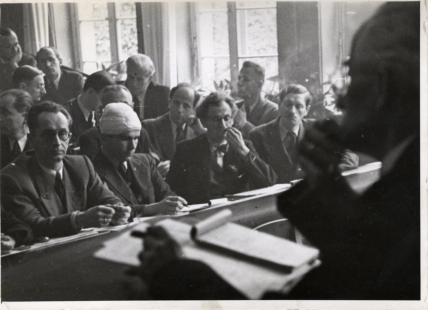 Foto: Teilnehmer der Marburger Pressekonferenz (vorne in der Mitte mit Kopfverband Emil Carlebach von der Frankfurter Rundschau), 20./21. Oktober 1945