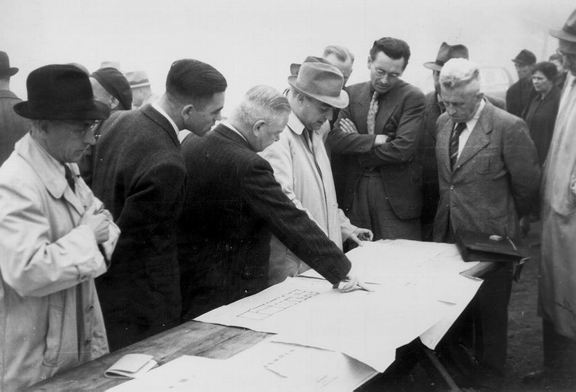 Foto: Cuno Raabe (3.v.l.) während einer Baubesprechung 1949.