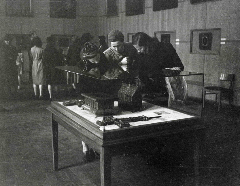 Fotos: Ausladung von Kunstgegenständen vor dem Collecting Point Marburg
- Ausstellung im Collecting Point Marburg
