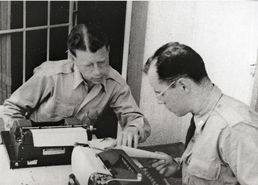 Foto: Edward Y. Hartshorne (r.) bei der Arbeit, Juli 1945
