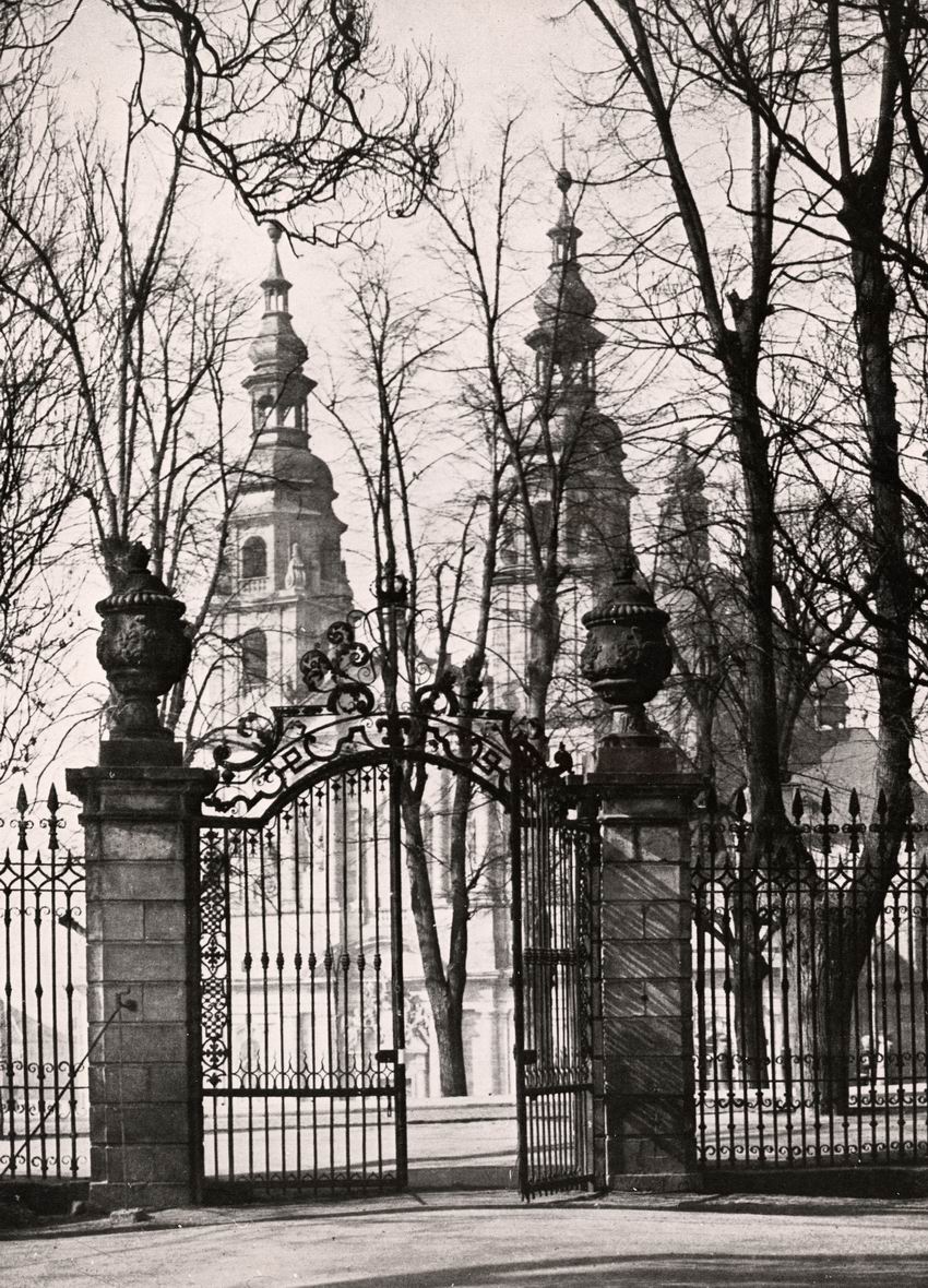 Fotografie des schmiedeeisernen Tors im Schlossgarten in Fulda von Hofschlosser G. Spansahl mit Dom im Hintergrund