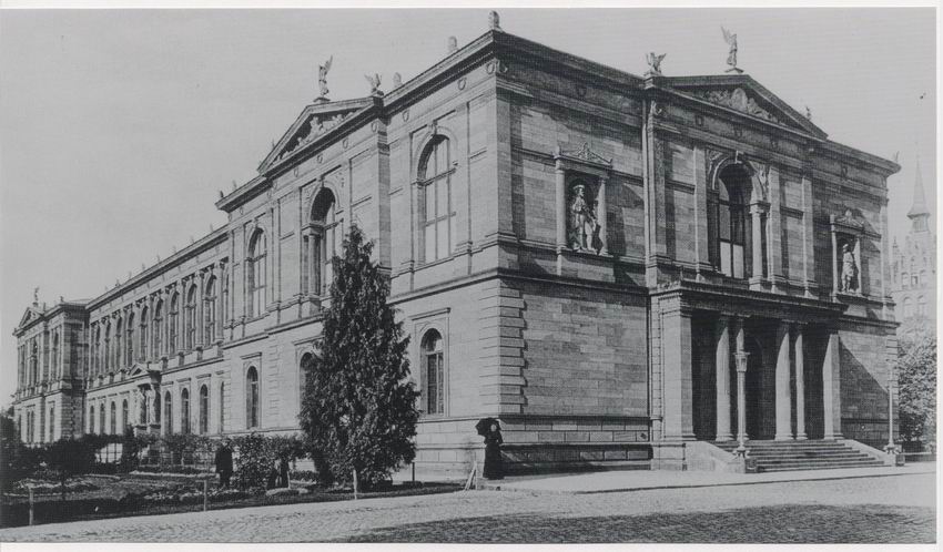 Fotografie der Staatlichen Gemäldegalerie in Kassel, erbaut 1871-1877 von Architekt Heinrich von Dehn-Rotfelser (1825-1885), vor 1943