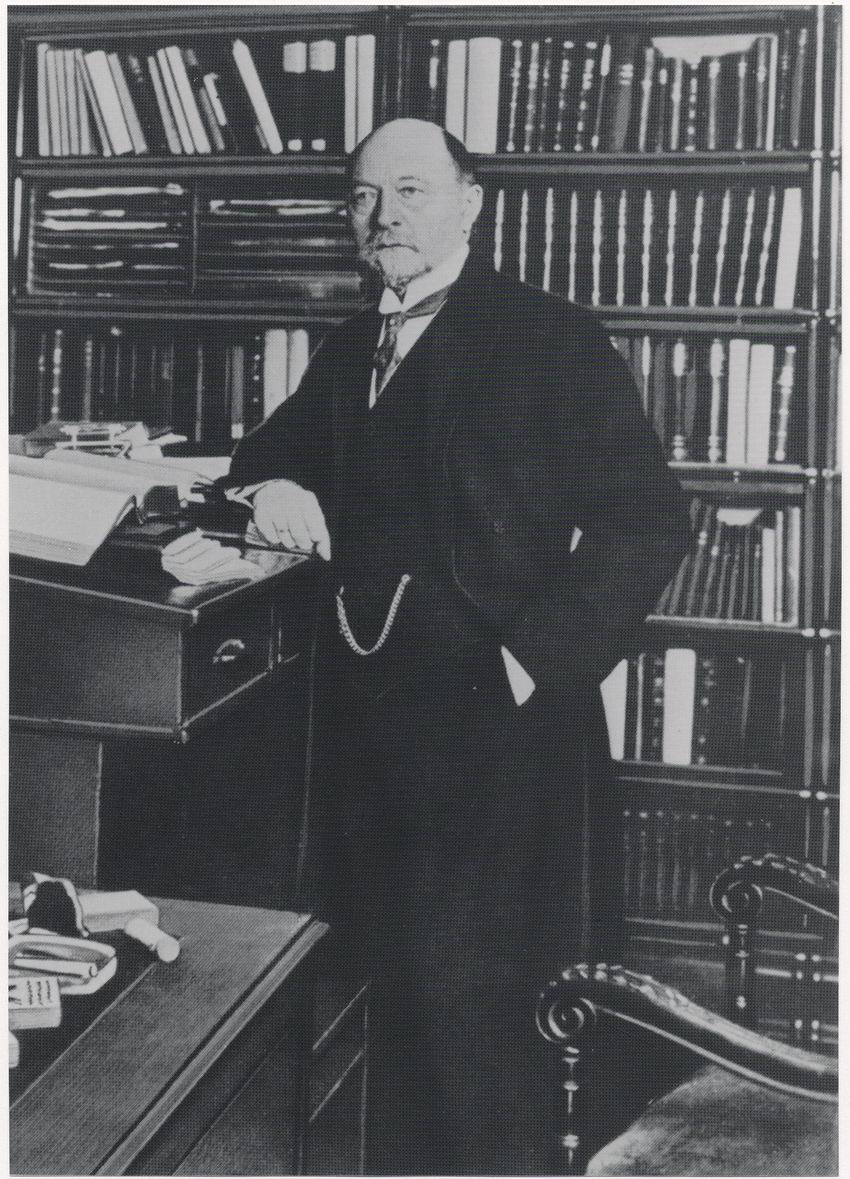 Fotografie von Emil von Behring (1854-1917) in seinem Arbeitszimmer, 1914