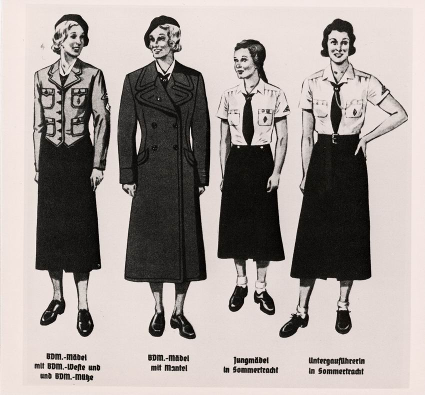 Zwei Abbildungen von Musteruniformen für Mitglieder des BDM (Bund deutscher Mädel) und von Rangabzeichen (Schulterklappen) der HJ (Hitlerjugend), nach 1933