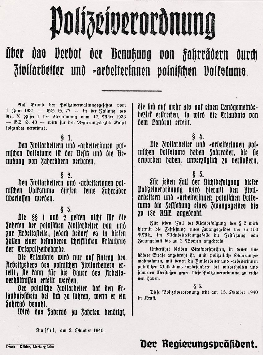 Plakatanschlag der Polizeiverordnung über das Verbot der Benutzung von Fahrrädern für polnische Arbeiter, 2. Oktober 1940