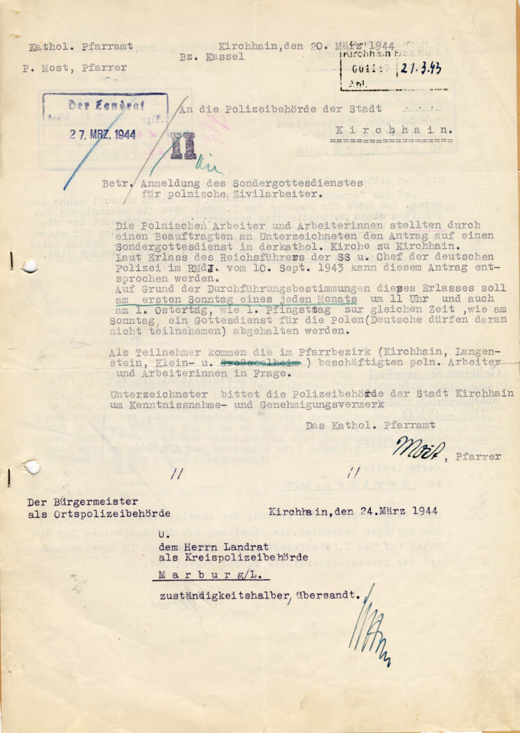 Katholisches Pfarramt Kirchhain an die Polizeibehörde der Stadt Kirchhain: Anmeldung des Sondergottesdienstes für polnische Zivilarbeiter, nebst Verfügung des Landrats vom  31. März 1944