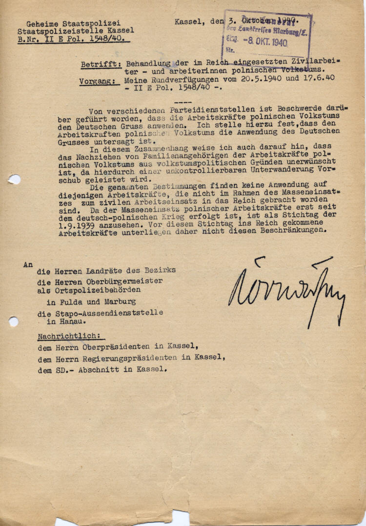Gestapo Kassel an die Landräte und Oberbürgermeister etc.:  Angehörigen des polnischen Volkstums ist die Anwendung des Deutschen Grußes untersagt