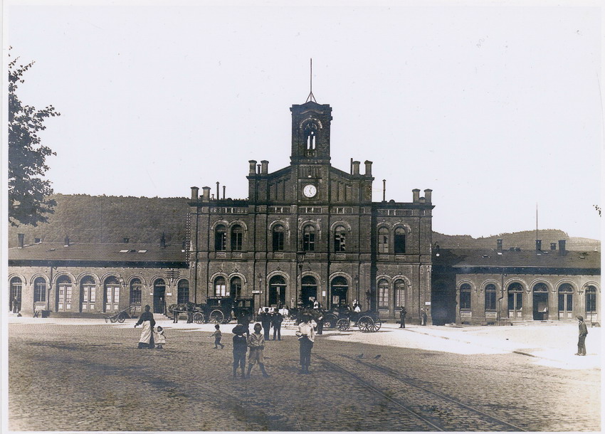 Fotographie: Altes Empfangsgebäude des Bahnhofs zu Marburg um 1900.