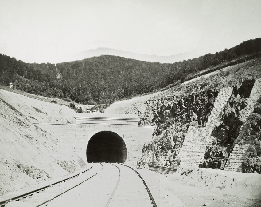 Fotographien: Brückenbau zwischen Bad Wildungen und Korbach  und dem Tunnel auf der Rhein-Weser-Bahn.