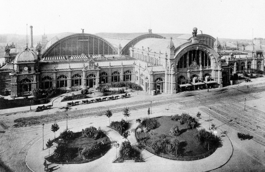 Fotographien von den Bahnhöfen in Frankfurt und Darmstadt.