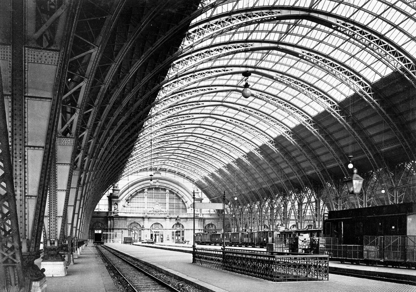 Fotographien von den Bahnhöfen in Frankfurt und Darmstadt.