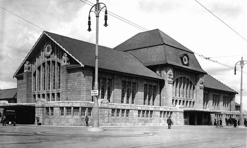 Fotographien von den Bahnhöfen in Frankfurt und Darmstadt.