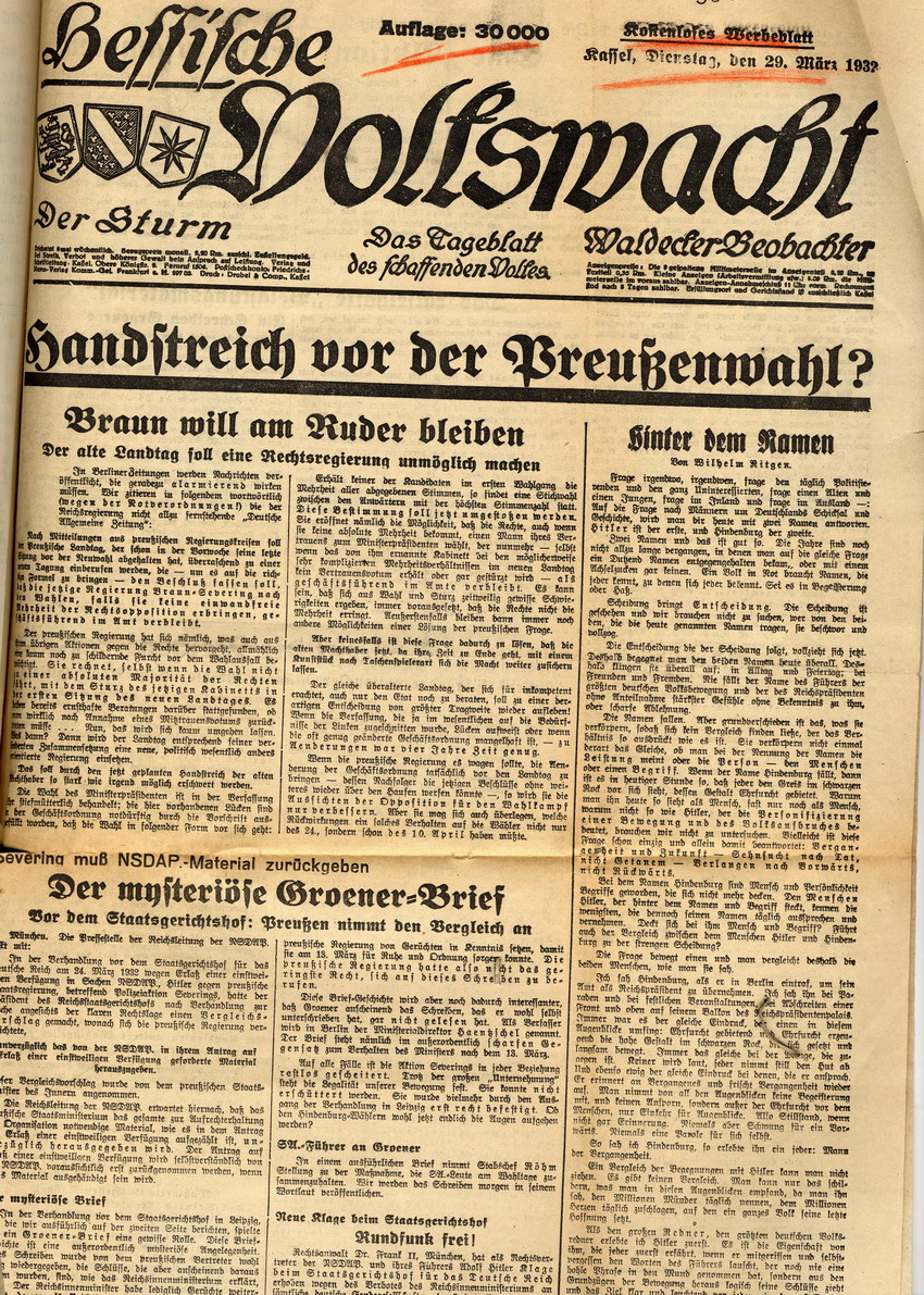 Reaktionen der "Hessischen Volkswacht" und des "Völkischen Beobachters" auf die polizeiliche Anordnung, die Auflagenhöhe nationalsozialistischer Zeitungen zu beschränken, Kassel, den  29. März und den 4. April 1932.
