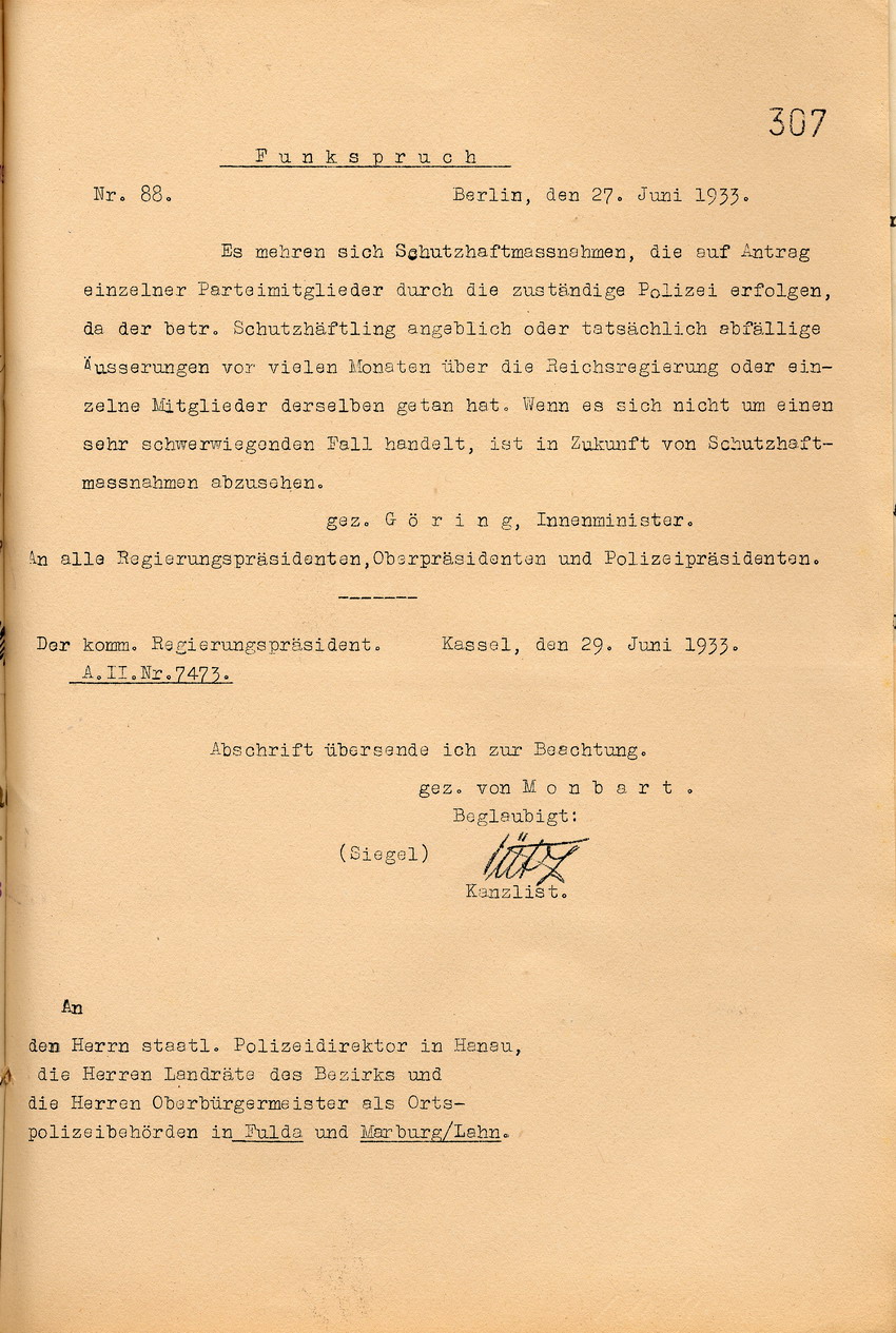 Funkspruch des Innenministers: Von Schutzhaftmaßnahmen auf Antrag einzelner Parteimitglieder wegen abfälliger Bemerkungen über die Regierung ist außer in besonders schweren Fällen abzusehen, Berlin, den 27. Juni 1933.