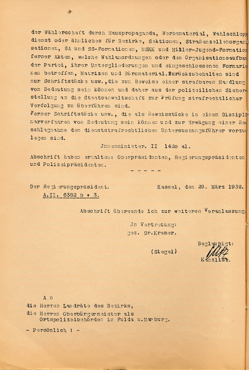 Anordnungen des Regierungspräsidenten im Namen des preußischen Minsters des Inneren bezüglich der beschlagnahmten  Gegenständen aus Haussuchungen bei NSDAP-Mitgliedern, Kassel, den 29. März 1932.