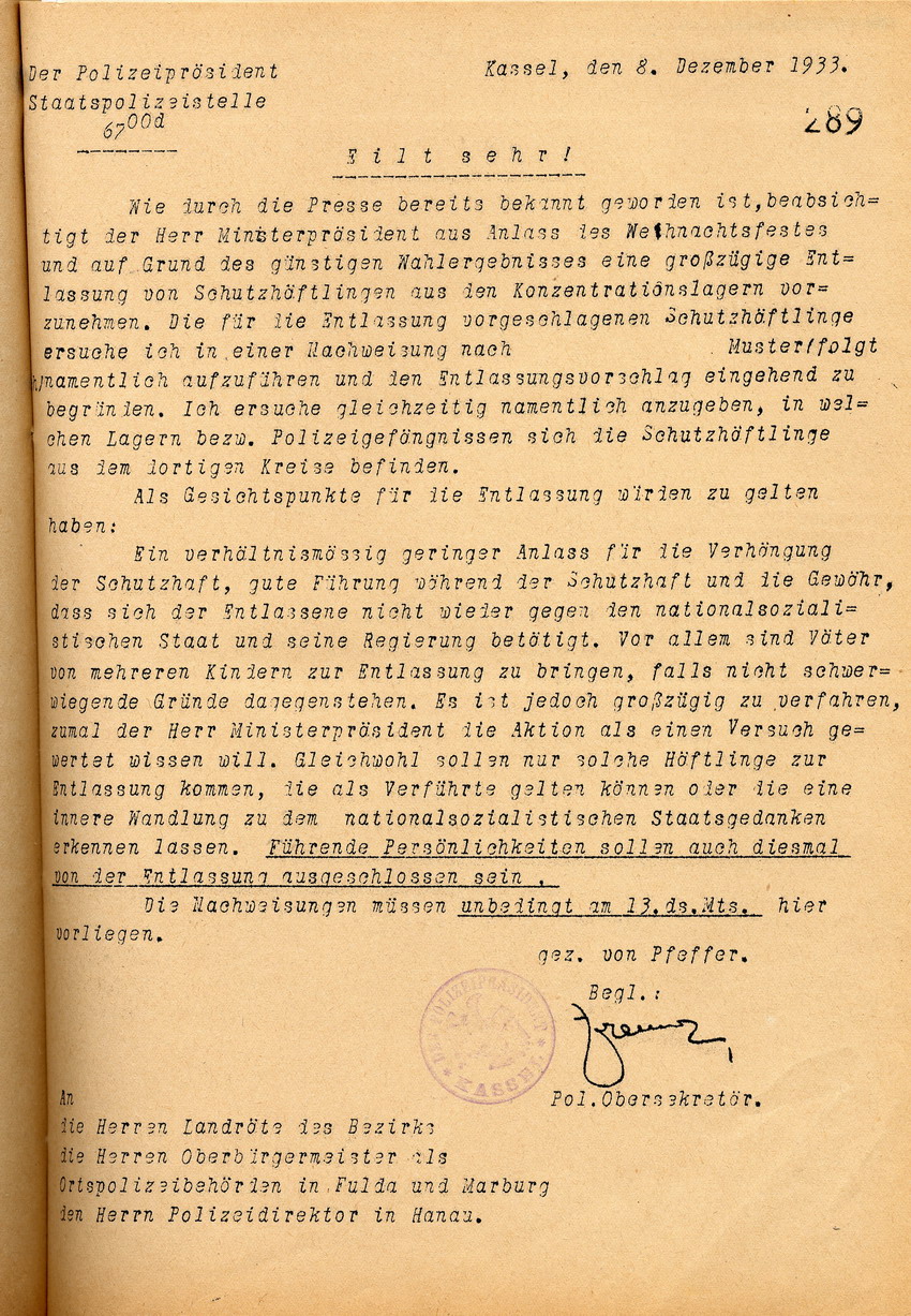 Weiterleitung der Mitteilung zur Durchführung der geplanten Entlassung von Schutzhäftlingen durch den Polizeipräsidenten, Kassel, den 8. Dezember 1933.