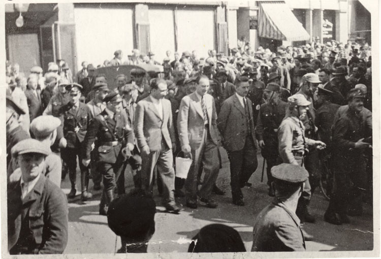 Am 13. März 1933 wurden rund 40 Gießener und Wiesecker Sozialdemokraten, Kommunisten, Gewerkschafter und Juden von SA und SS verhaftet und durch die Innenstadt getrieben. Ähnliche Szenen spielten sich im Frühjahr 1933 in vielen anderen hessischen Städten 