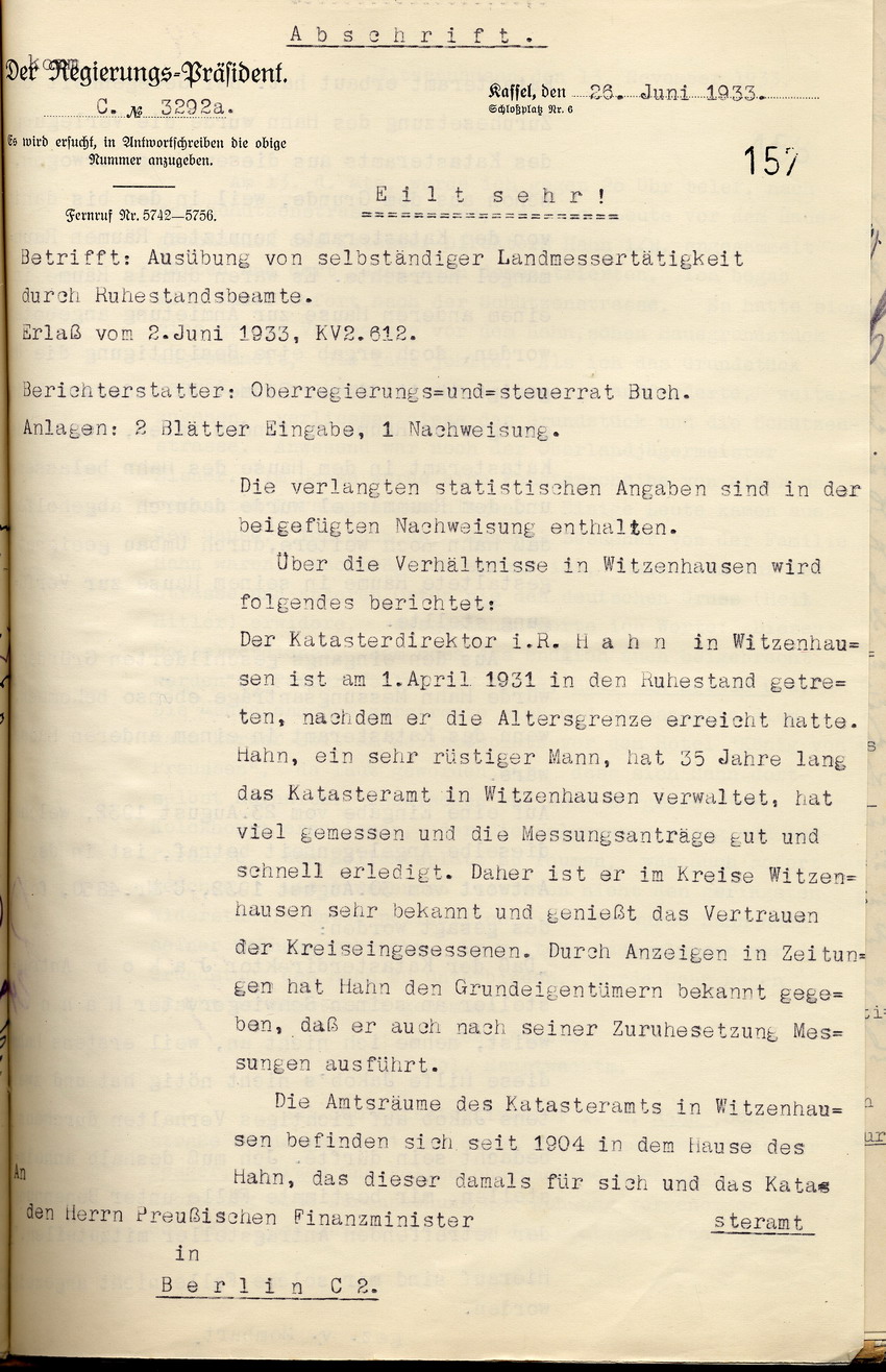 Bericht des Regierungspräsidenten über die Ausübung selbständiger Landmessertätigkeiten durch den Ruhestandsbeamten Hahn in Witzenhausen, Kassel, den 26. Juni 1933.